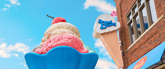 Sundae statue with the Wells Parlor in the background